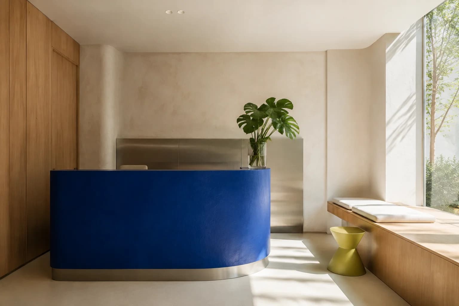 Conceito de recepção da Boca, com balcão azul, madeira clara e luz natural